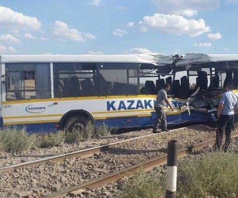 В Казахстане тепловоз врезался в автобус с шахтёрами В Казахстане тепловоз врезался в автобус с шахтёрами