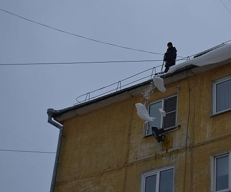 В Кемерове чистивший снег рабочий погиб после падения с 9 этажа