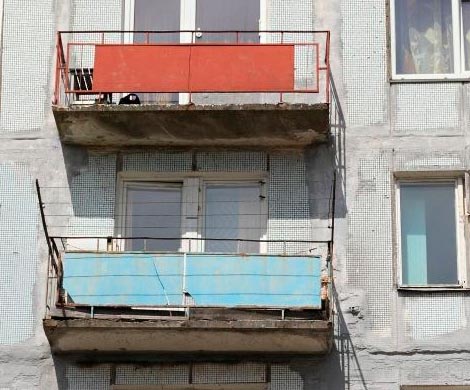 В Кемерове пенсионерка оказалась заперта снаружи на балконе