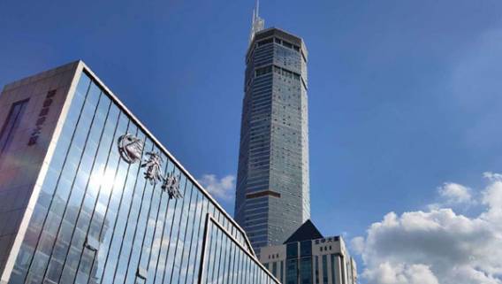 В Китае по неизвестной причине зашатался 300-метровый небоскреб, спровоцировав панику