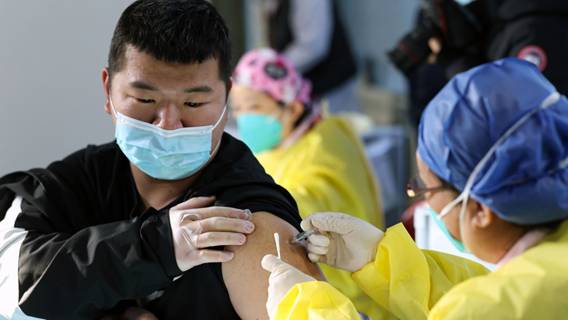 В Китае сделано почти 2 млрд прививок, однако в Шанхае зафиксирована новая вспышка коронавируса