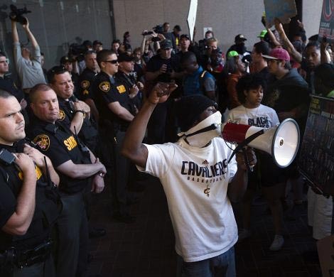 В Кливленде начались беспорядки после оправдания судом полицейского