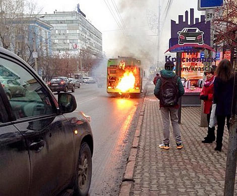 В Красноярске на остановке загорелся автобус с пассажирами