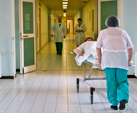 В Крыму пациент целый час бегал по клинике с отрезанным пальцем и кровотечением
