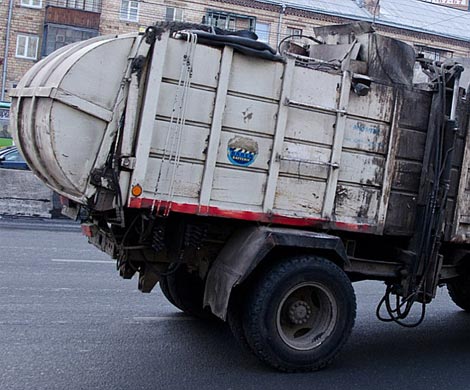 В Кузбассе умерший за рулем водитель мусоровоза задавил пенсионерку