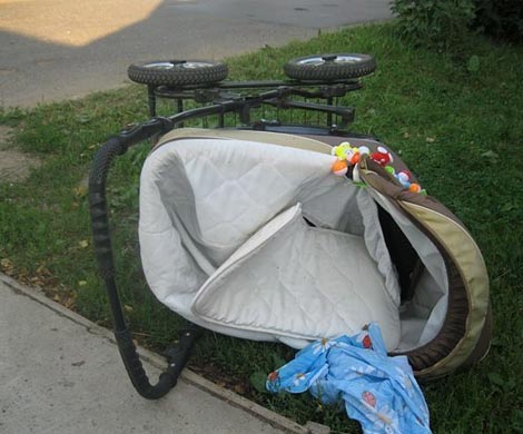 В Москве водитель сбил детскую коляску на переходе и скрылся