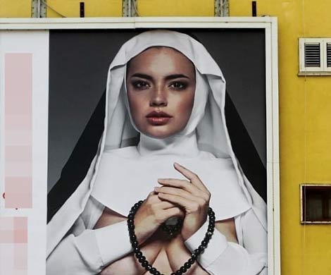 В Неаполе Папу Римского встретят рекламой с полуголой монашкой