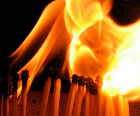 В Нелидово неизвестный пытался сжечь 21-летнего парня