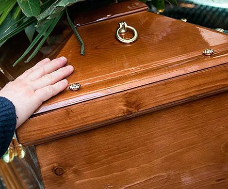 В Новой Зеландии пожилые люди сами себе мастерят гробы