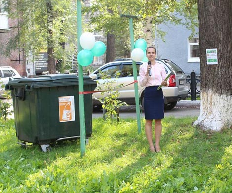В Новокузнецке устроили абсурдное открытие мусорного бака