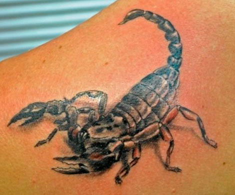 В Новосибирске полиция ищет девушку с татуировкой скорпиона