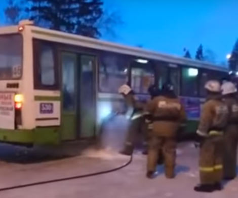В Омске загоревшийся автобус пытались потушить снегом‍