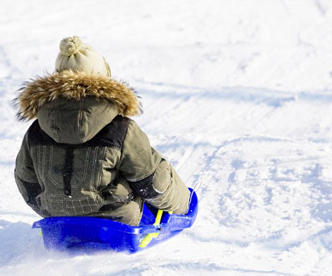 В Орске ребенок с ледяной горки скатился под колеса автомобиля «Волга»