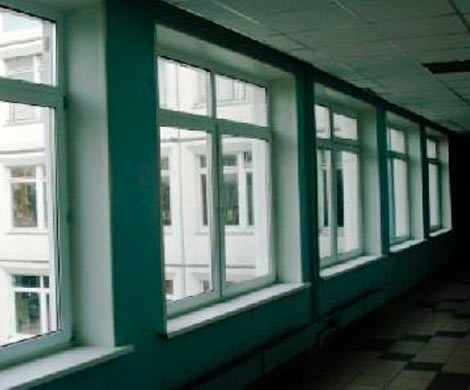 В Орске школьник выпрыгнул из окна на спор со сверстниками