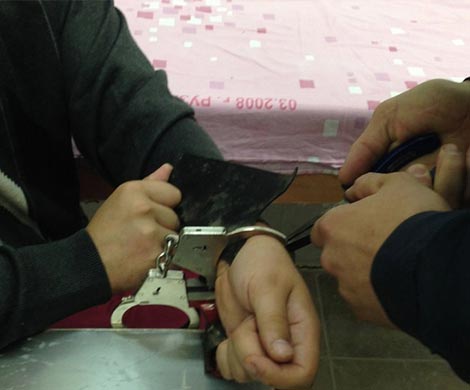 В Пензе в ходе драки мужчину приковали наручниками к забору у бара
