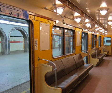 В Петербурге 22-летнего мужчину толкнули под поезд метро‍