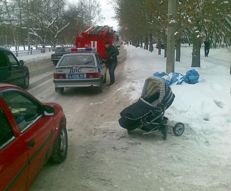 В Петербурге автомобиль сбил семью с коляской на зебре