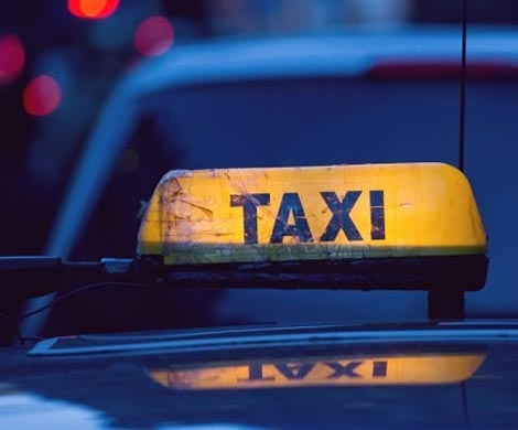 В Петербурге таксист избил мать ребенка, которого стошнило в машине В Петербурге таксист избил мать ребенка, которого стошнило в машине