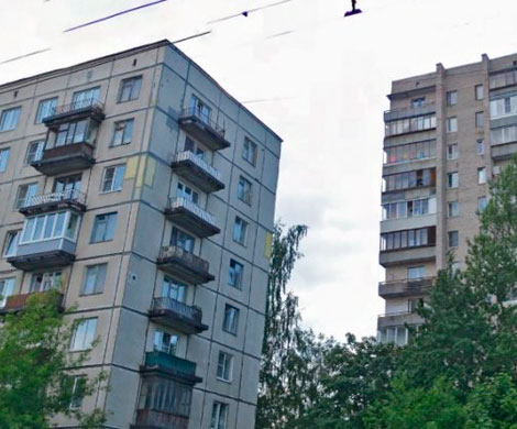 В Петербурге трехлетний ребенок выпал из окна дома на Софьи Ковалевской‍
