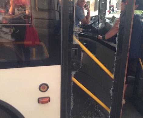 В Петербурге девушка выбила дверь автобуса, опаздывая на поезд