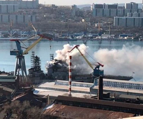 В порту Владивостока горит большой противолодочный корабль В порту Владивостока горит большой противолодочный корабль