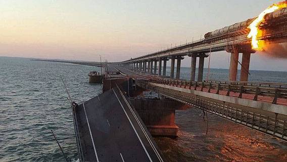 В результате подрыва грузовика на Крымском мосту обрушились два автомобильных пролета