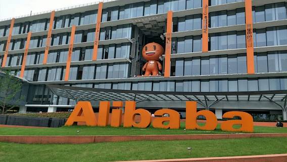 В результате рекордного падения капитализации Alibaba потеряла $344 млрд