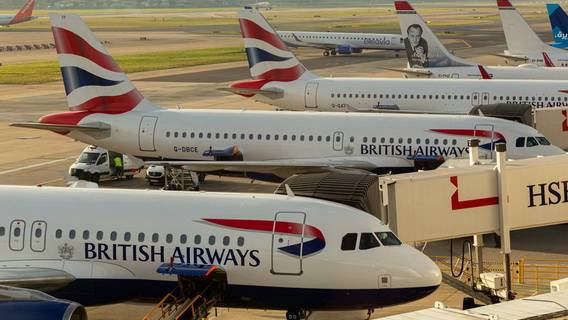В результате сбоя в Великобритании были отменены еще сотни рейсов