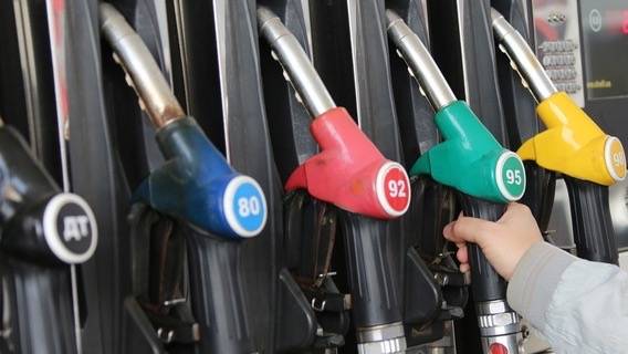 В России начали дешеветь бензин и дизтопливо 