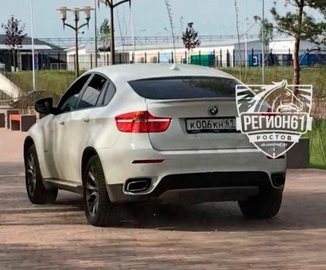 В Ростове наглая автоледи на BMW пронеслась по пешеходной зоне нового парка