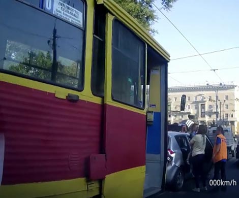 В Ростове трамвай на светофоре протаранил несколько автомобилей