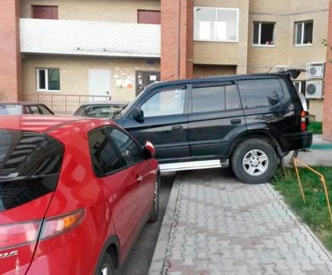 В Ростове жильцы многоэтажки устроили «аномальную зону» для наказания автохамов
