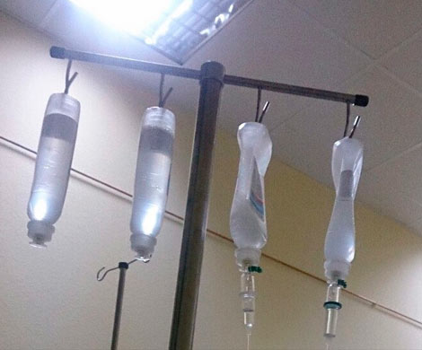 В ростовской больнице №4 студенты-медики мучают пациентов капельницами
