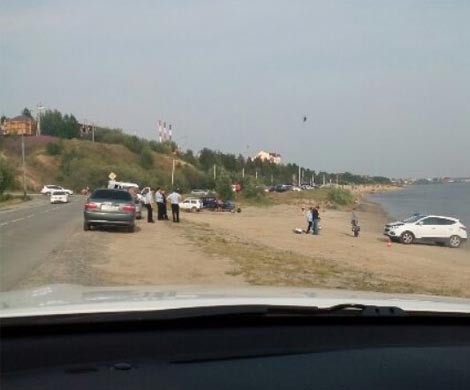 В Салехарде автомобиль насмерть переехал загоравшую на пляже женщину