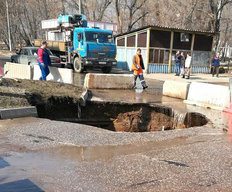 В Самаре на Мехзаводе из-за прорыва канализации провалился асфальт