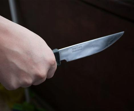В Самаре женщина заколола ножом сожителя и сбежала В Самаре женщина заколола ножом сожителя и сбежала