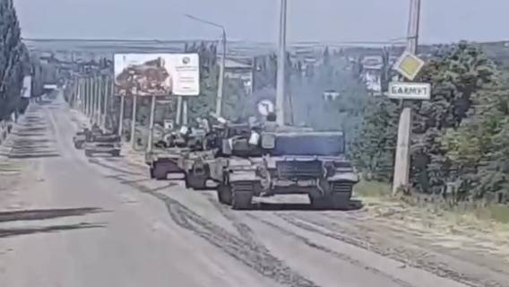 В Сети появилось видео захода колонны танков ВСУ в Бахмут В Сети появилось видео захода колонны танков ВСУ в Бахмут
