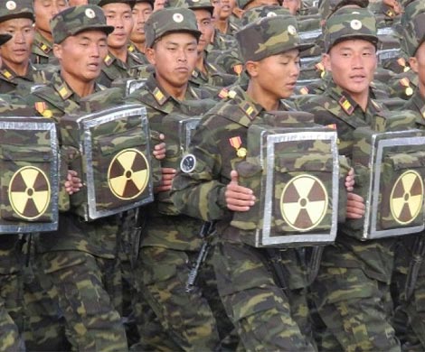 В Северной Корее создали батальоны, вооруженные "ядерными рюкзаками"