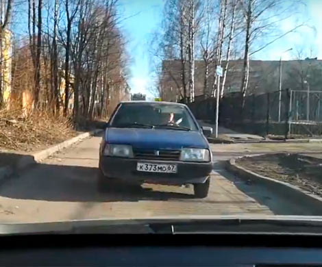 В Смоленске сняли на видео хамоватую автоледи на ВАЗе, ехавшую по встречке