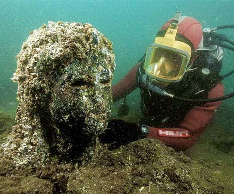 На дне Средиземного моря найдена древняя статуя 