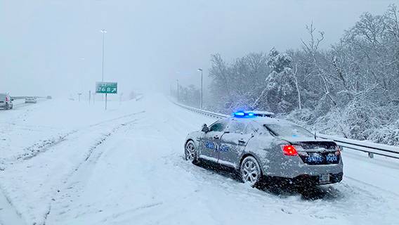 В США бушует снежный шторм, приведший к экстремальным холодам и хаосу на дорогах