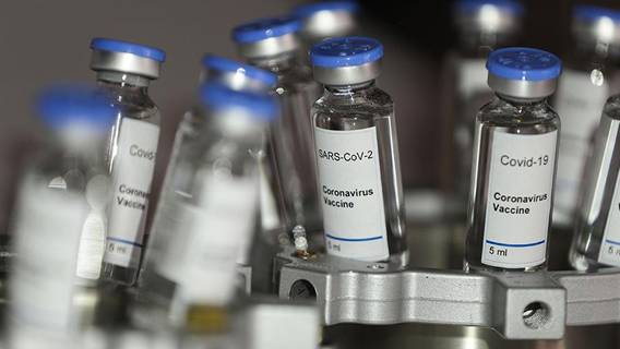 В США заявили, что не смогут достичь цели по распространению вакцины к концу года