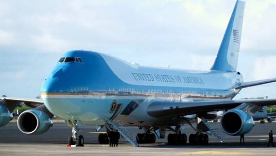 В строящемся самолете Air Force One нашли две пустые бутылки из-под текилы В строящемся самолете Air Force One нашли две пустые бутылки из-под текилы