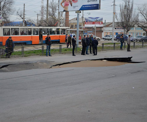 В Таганроге в центре города на Петровской провалился асфальт