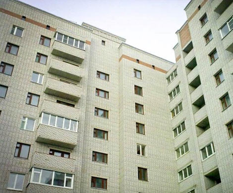 В Тосненском районе 22-летний парень выпал из окна пятого этажа‍