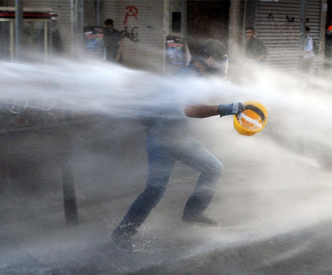 В Турции протестующих разогнали водометами и газом