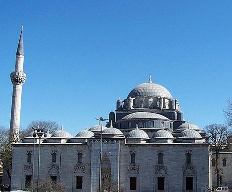 В турецкой мечети на молящихся рухнула люстра