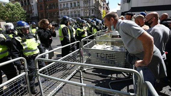 В Великобритании арестованы более 100 человек после акции против сноса памятников в Лондоне В Великобритании арестованы более 100 человек после акции против сноса памятников в Лондоне