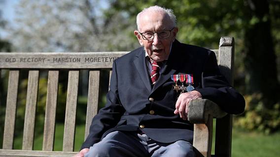 В Великобритании от коронавируса умер 100-летний ветеран, собравший миллионы на борьбу с пандемией