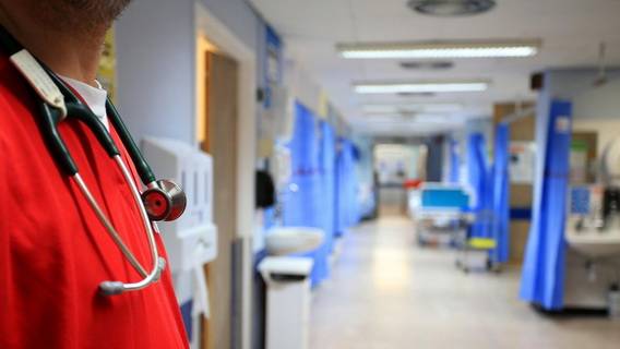 В Великобритании растет число пациентов, ожидающих получения медицинской помощи